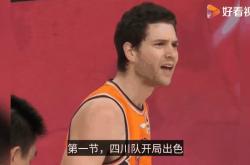 曼联场边指挥情绪激动，巴萨队员怒摔水瓶！